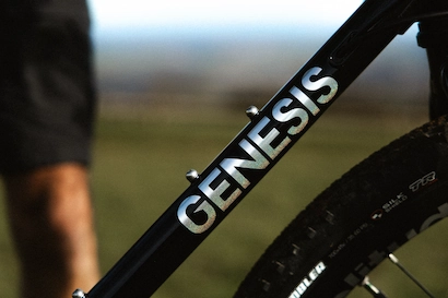 Vélo Genesis Croix de Fer 20 à 1699 € au lieu de 1899 € - Promotion Cyclable Cadre vélo Genesis Croix de Fer 20 - détail du tube supérieur avec logo Genesis