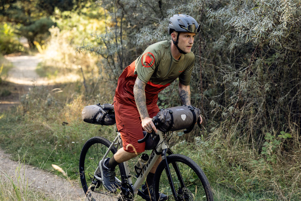 Vélo Genesis Croix de Fer 20 à 1699 € au lieu de 1899 € - Promotion Cyclable Cadre vélo Genesis Croix de Fer 20 - détail du tube supérieur avec logo Genesis