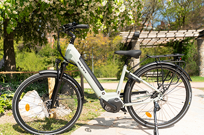 Duo de sacoches Ortlieb Back-Roller 20L à 130 € - Promotion Cyclable Sacoche vélo Ortlieb Back-Roller 20L montée sur un vélo de ville traversant un pont à Lyon