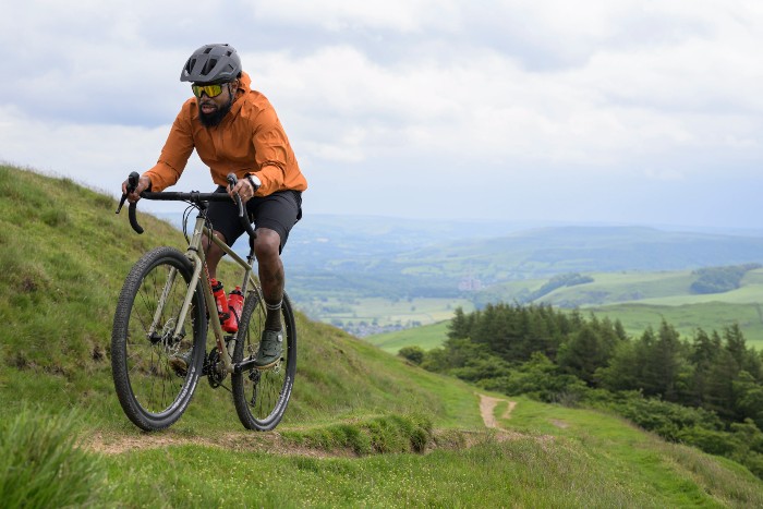 Vélo gravel roulant sur un sentier de trekking