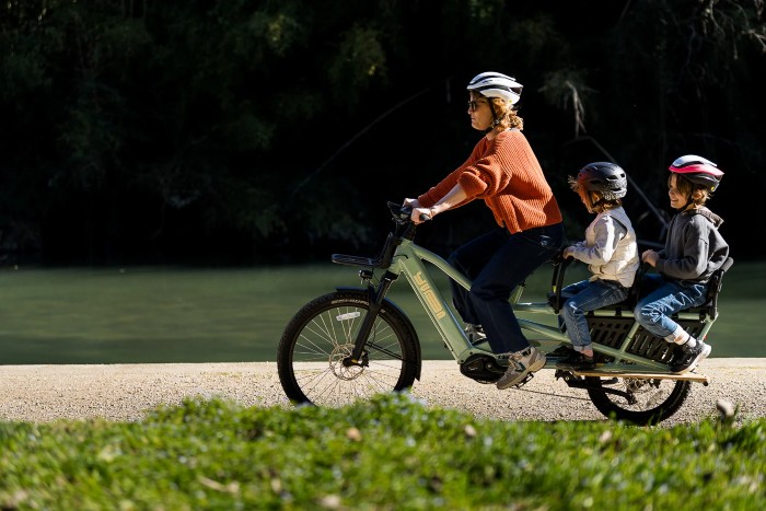 Vélo cargo transportant des marchandises