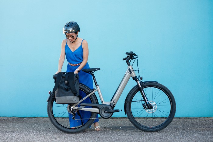 Vélo électrique noir sur une route