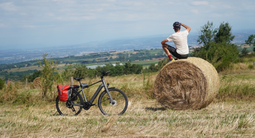 Quel itinéraire pour randonner en VAE ? On a testé la Via Fluvia, une véloroute vallonnée entre Rhône et Loire